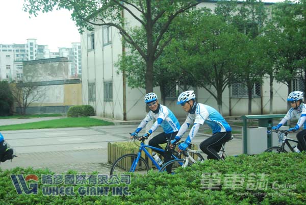 对于即将进入捷安特工厂，大伙心情都很兴奋。前为伍建华，中为熊占强，后为刘映旭