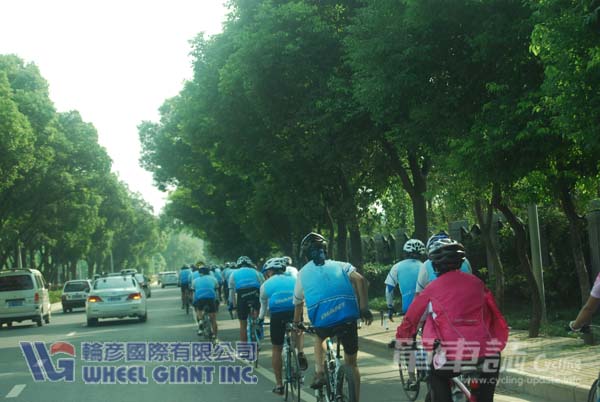 车队穿行在无锡市区