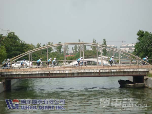车队经过小桥