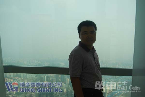 刘合平在上海环球金融中心最高处