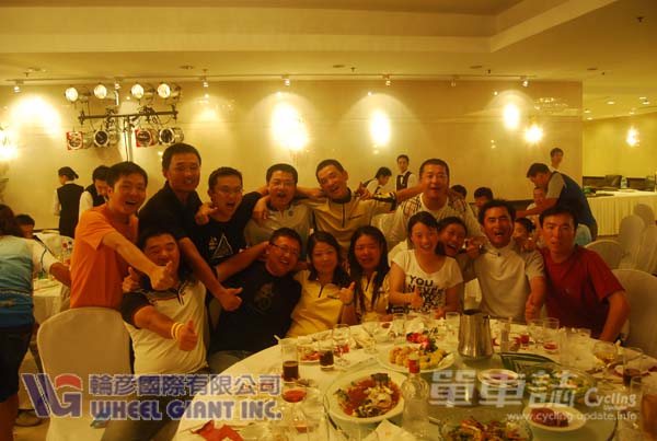 前排左起：王璐璐、唐强、刘映旭、依紫嫣、吴双妹、苏莹、周海明、宋卫国，后排左起：刘君、刘统亚、蔡嘉津