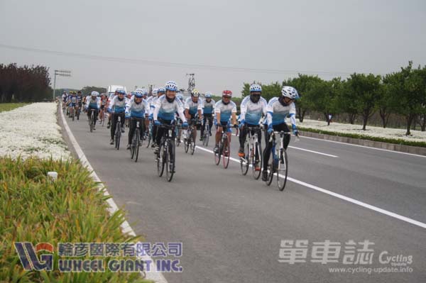从他们笑容中可以知道骑行真的很快乐，特别在风景美丽的地方