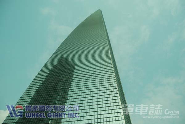 下午参观的上海环球金融中心，高492米