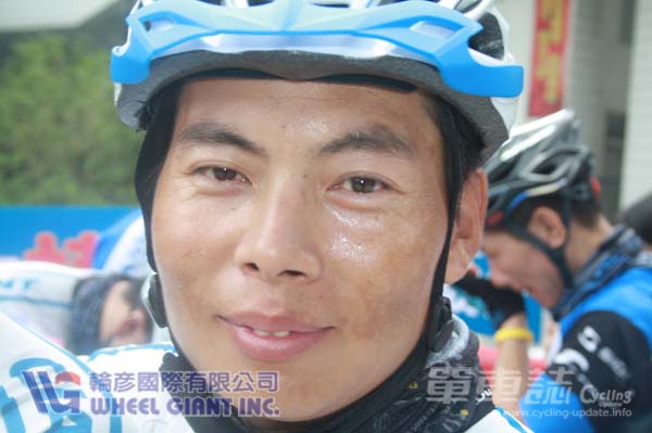 京骑沪动结束了，泪水中包含着挑战成功的喜悦和战友间依依不舍之情（图中人物张杰）