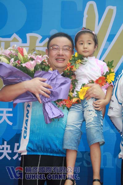 朱总开心抱起宁波捷安特销售总经理周建伟女儿文文