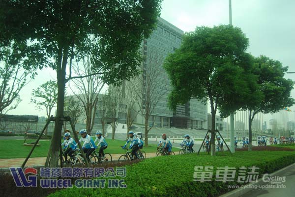 车队经过一栋在建的高楼