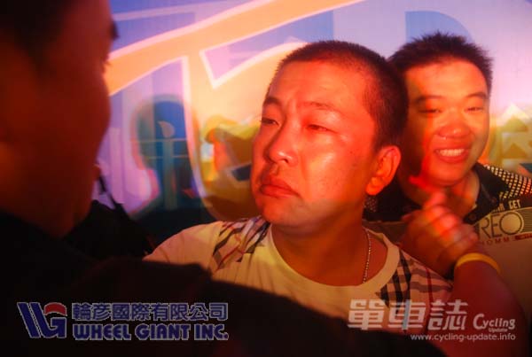 在一首《真心英雄》，感动所有人，车队成员都感动哭了，王璐璐（右一） ，王一涵（右二）