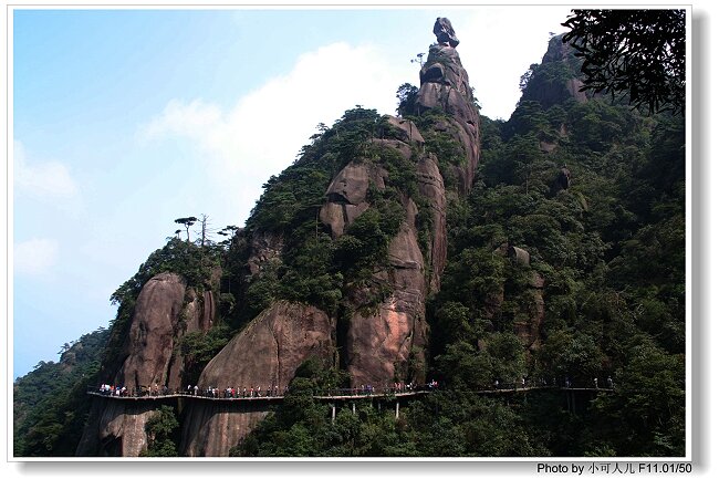 空中栈道是三清山一大特色。沿悬崖峭壁而建，给人以凌空的感觉。