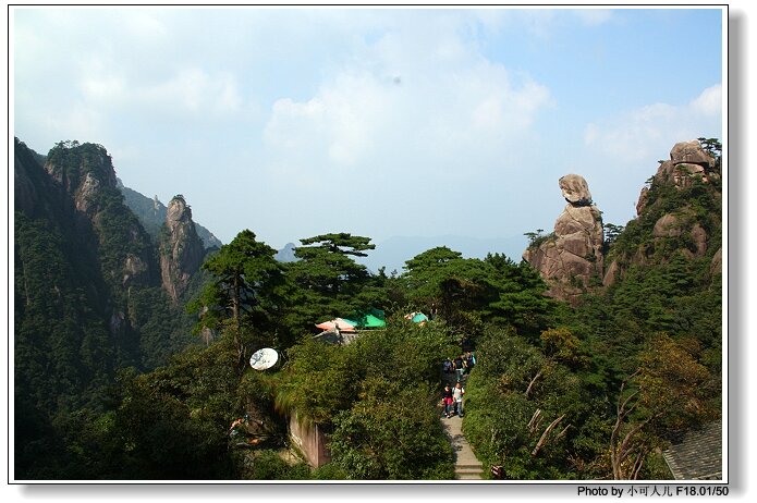 亿万年来，女神端坐山峰，默然注视芸芸众生，神态祥和。