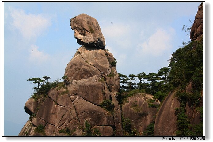 司春女神位于南清园东北部，是三清山标志性景观。海拔1180余米，通高86米。