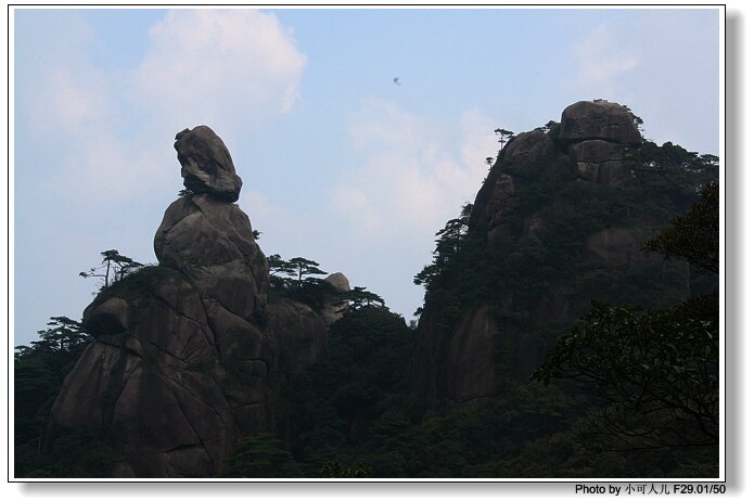 整座山体照型就像一位秀发皮肩的少女。