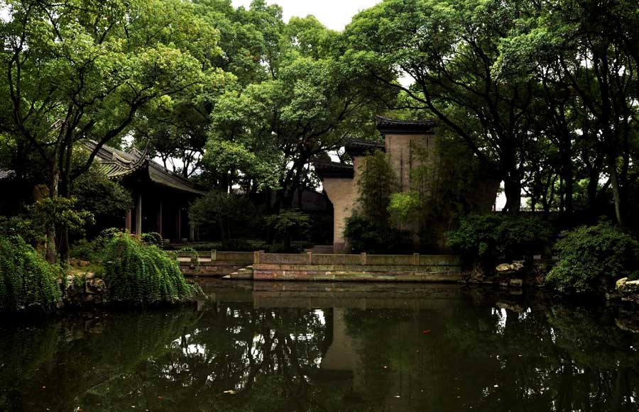凉房和池塘