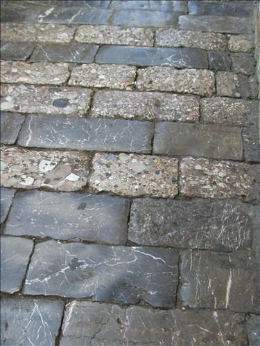 光亮的石板路.jpg