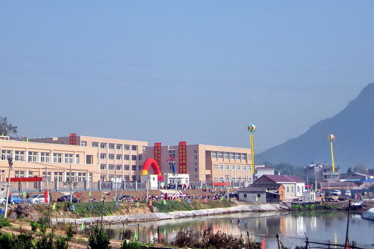 基  地