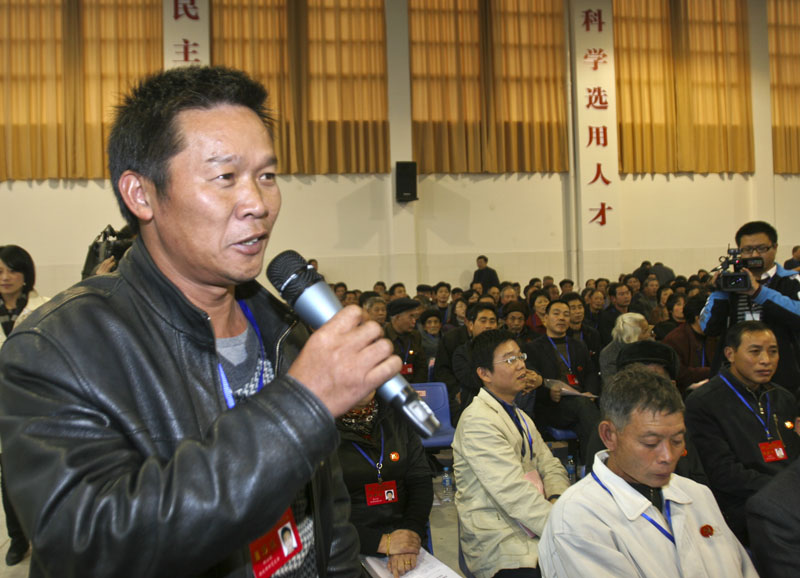 党员在向候选人提问