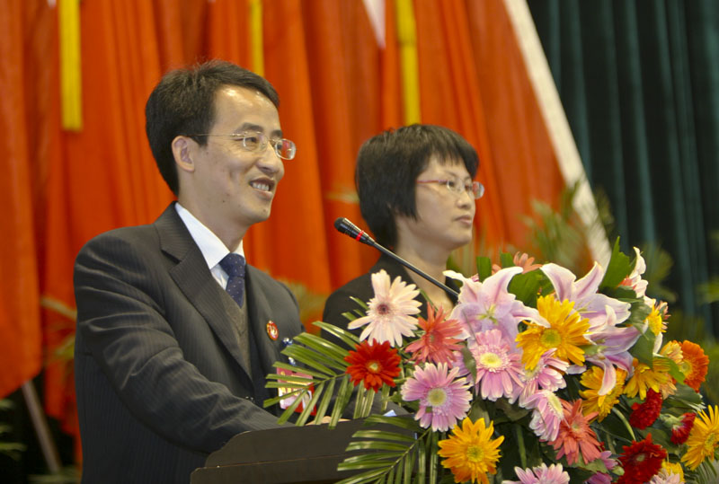 候选人在回答党员的提问
