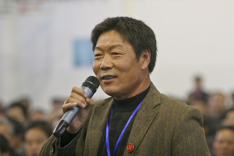 党员在向候选人提问