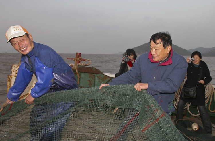 与渔民一起起网