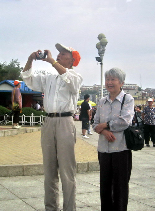 留  念