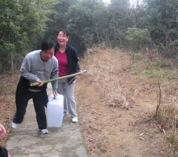 特意抬水给我们用的夫妇！
