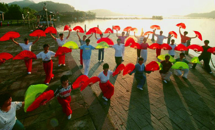 37.扇子舞，挺青春，蛮好蛮好.jpg