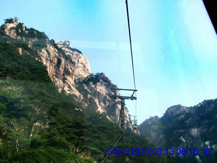 132汽车把我们送上黃山的四分之一高度.jpg