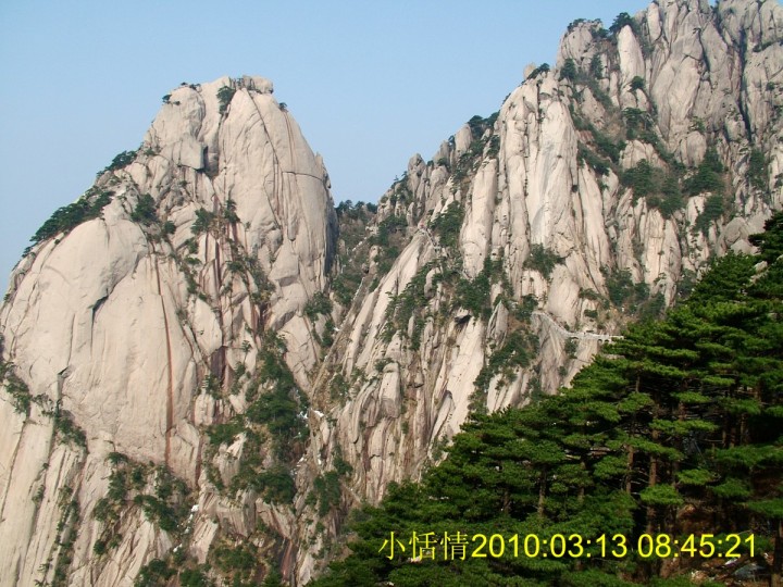173对面山上的小道、将是我们下一个景点的路.jpg