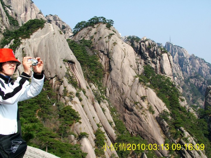 203远山有一支天线的地方是光明顶旁的电视台.jpg