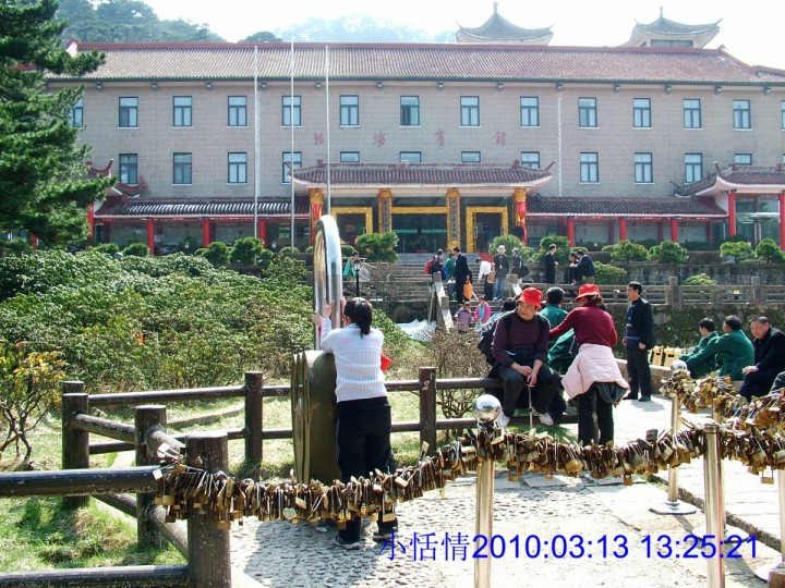 418大锁旁的拦杆上掛满了小锁.jpg