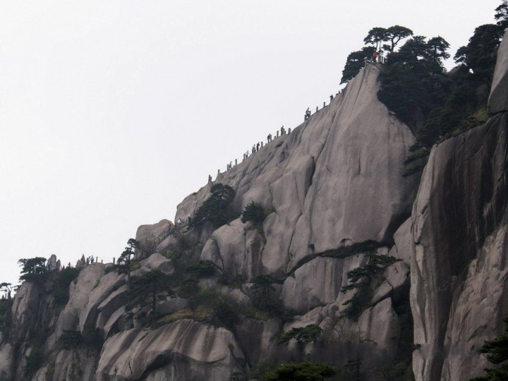 63天都峰鲫鱼背南侧陡崖.jpg