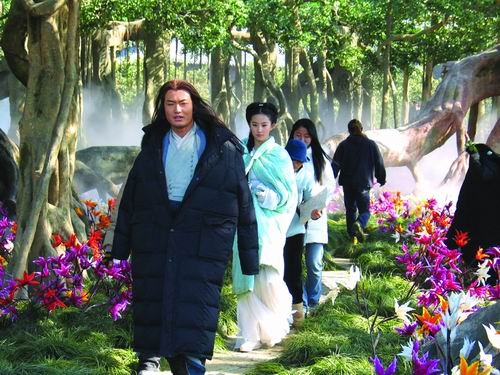 ，“杨过”、“小龙女”的扮演者等在象山影视城“绝情谷”入口的“榕树林”里准备试镜。（方子龙 摄）