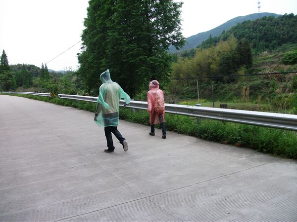 披上雨衣继续赶路