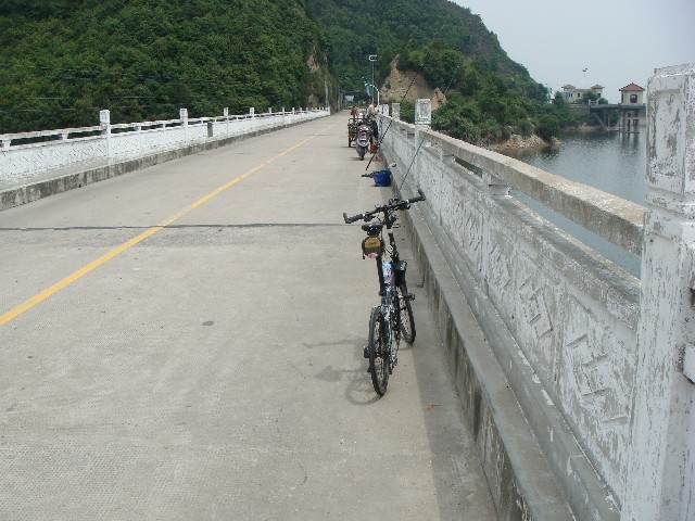 水库大坝上和我的车