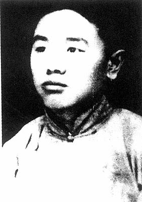 殷  夫