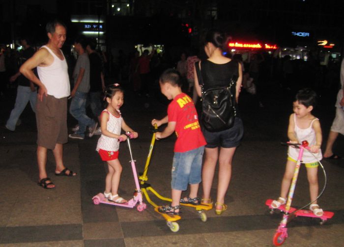 孩子玩小车