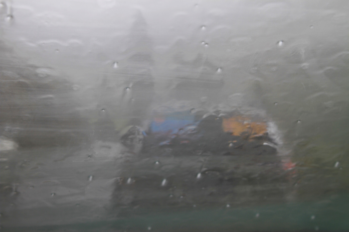 大雨夹着冰雹，能见度不足10米