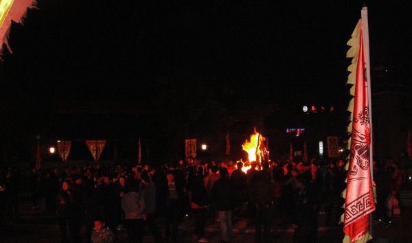 广场上欢舞的人们.jpg