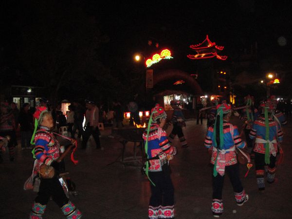 围着篝火跳起来.jpg