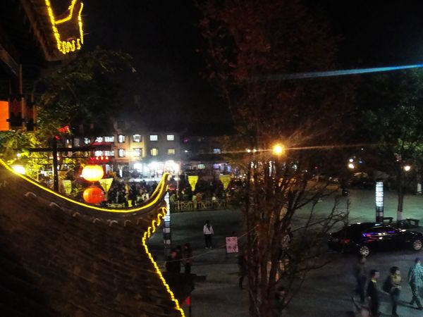 酒店阳台看广场上尽情欢舞的人们.jpg