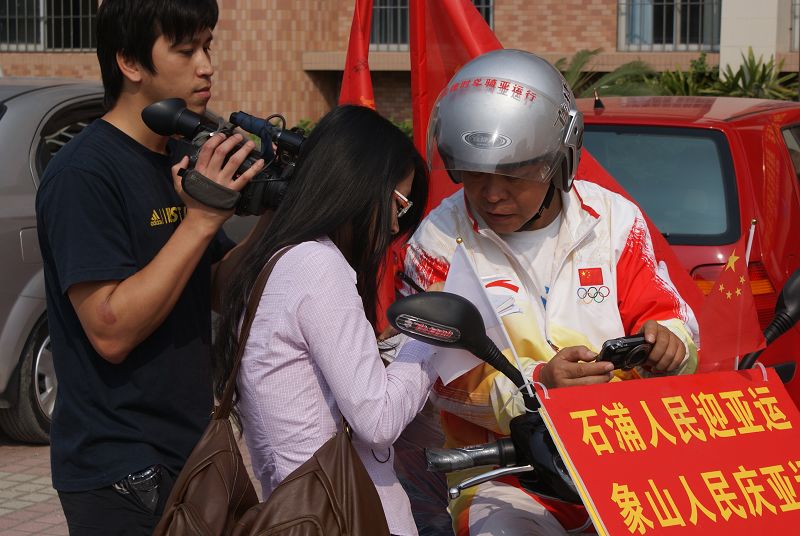 接受记者采访