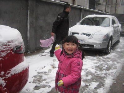 小禾打雪仗