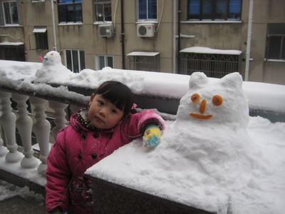 小禾垒了个雪熊