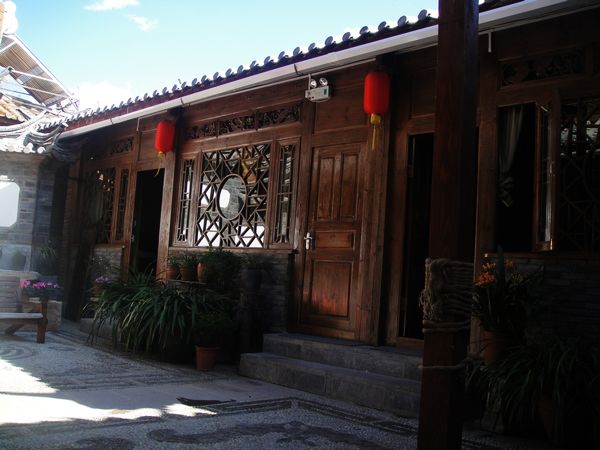小院右边是三间大床单人房.jpg