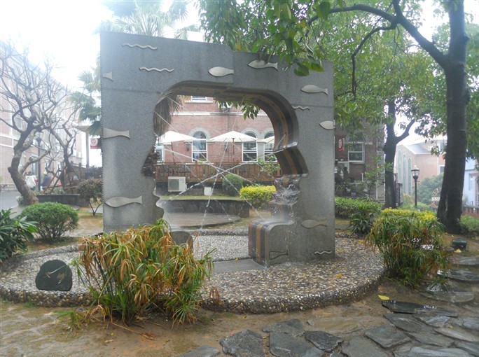 岛上街头喷泉.jpg