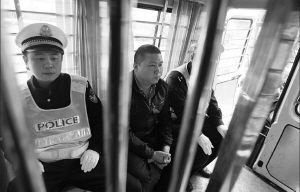 北京醉驾司机李俊杰被带上警车，送往看守所拘留.jpg