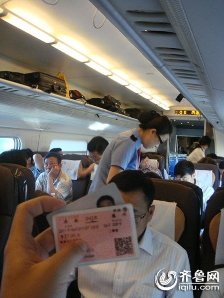 在动车行驶过程中只是验票 不再核对身份.jpg