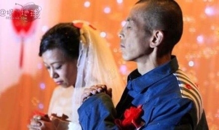 4、她，37岁，癌症，他，42岁，为筹钱给她治病，盗窃一辆电动而入狱，刑期4年。2010年11月12日，他两人在监 ...