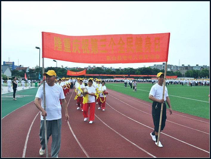 老年人敲锣打鼓紧紧跟上