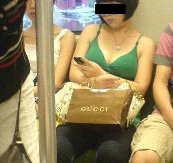 请对拿着LV或者爱马仕，cucci，再佩带一个iphone4，挤地铁和公交的人说点什么吧！